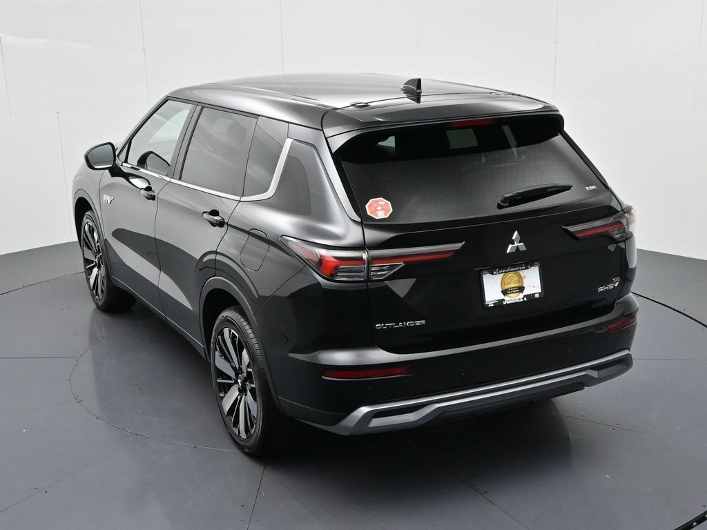 Mitsubishi Outlander Plug-In Hybrid Vehicle Full-screen Gallery Image 22