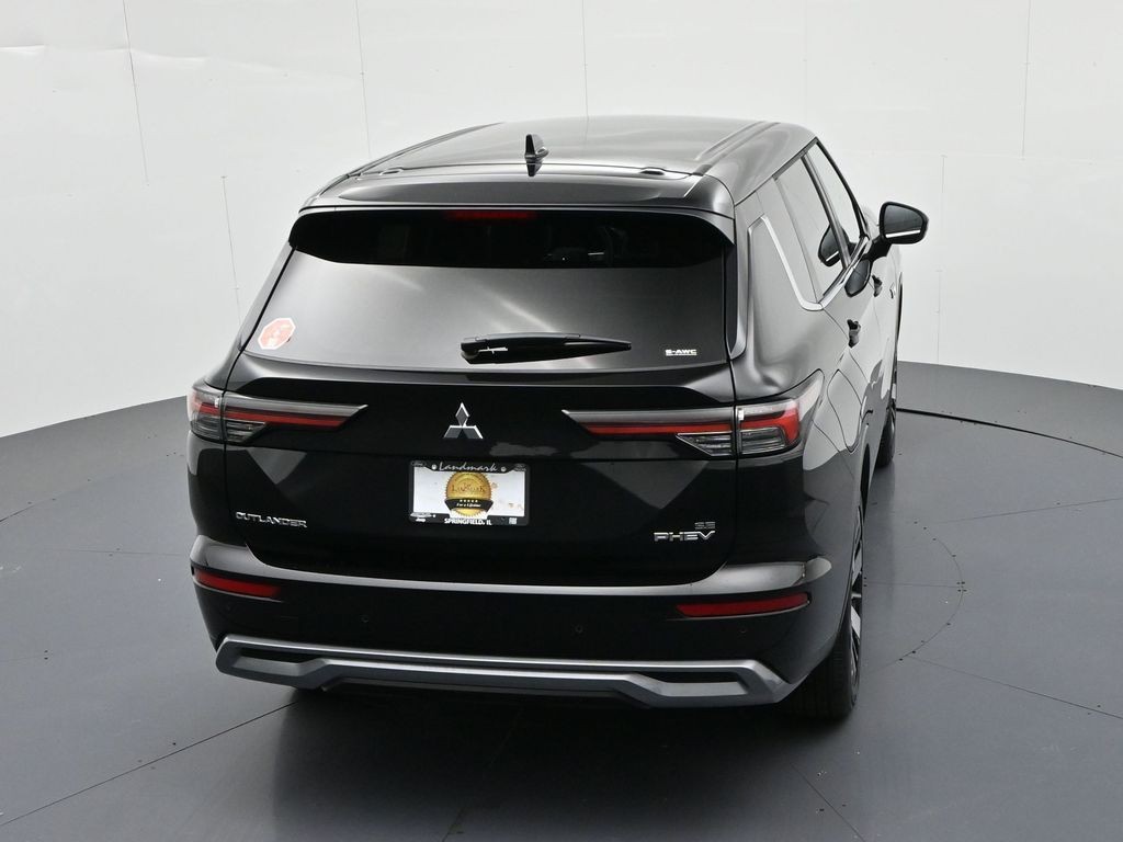Mitsubishi Outlander Plug-In Hybrid Vehicle Full-screen Gallery Image 23