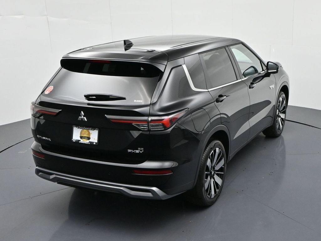 Mitsubishi Outlander Plug-In Hybrid Vehicle Full-screen Gallery Image 24