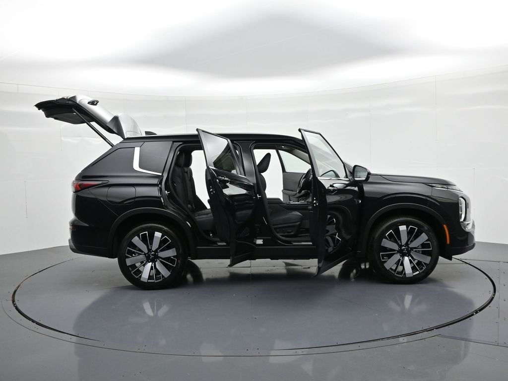 Mitsubishi Outlander Plug-In Hybrid Vehicle Full-screen Gallery Image 30