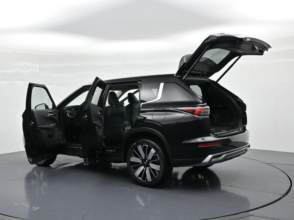 Mitsubishi Outlander Plug-In Hybrid Vehicle Full-screen Gallery Image 31