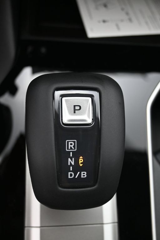 Mitsubishi Outlander Plug-In Hybrid Vehicle Full-screen Gallery Image 15