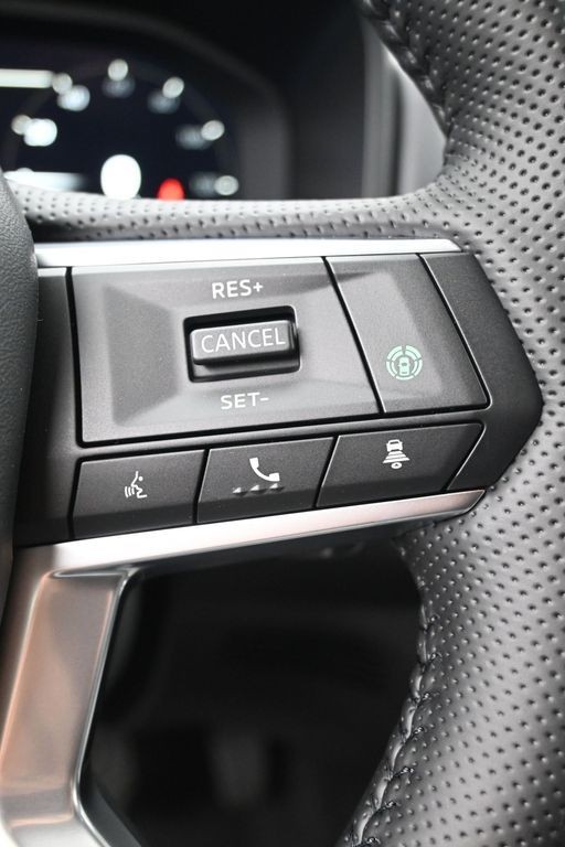 Mitsubishi Outlander Plug-In Hybrid Vehicle Full-screen Gallery Image 17
