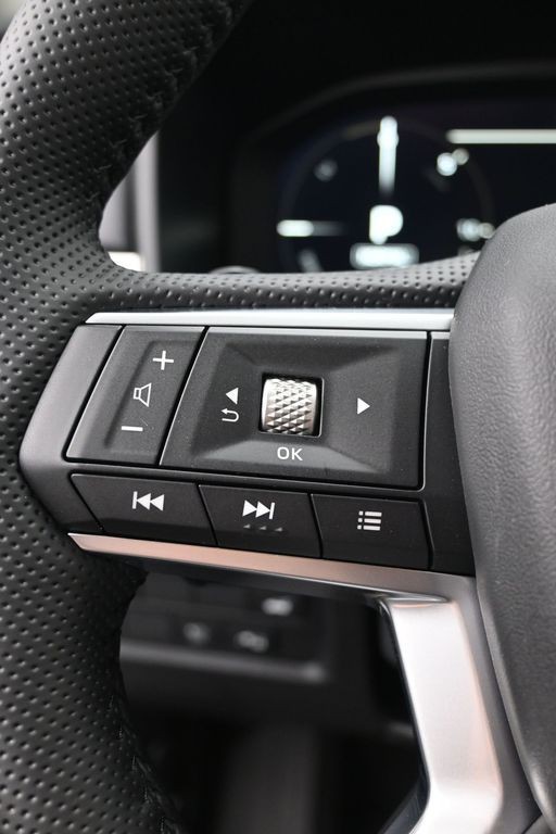 Mitsubishi Outlander Plug-In Hybrid Vehicle Full-screen Gallery Image 18