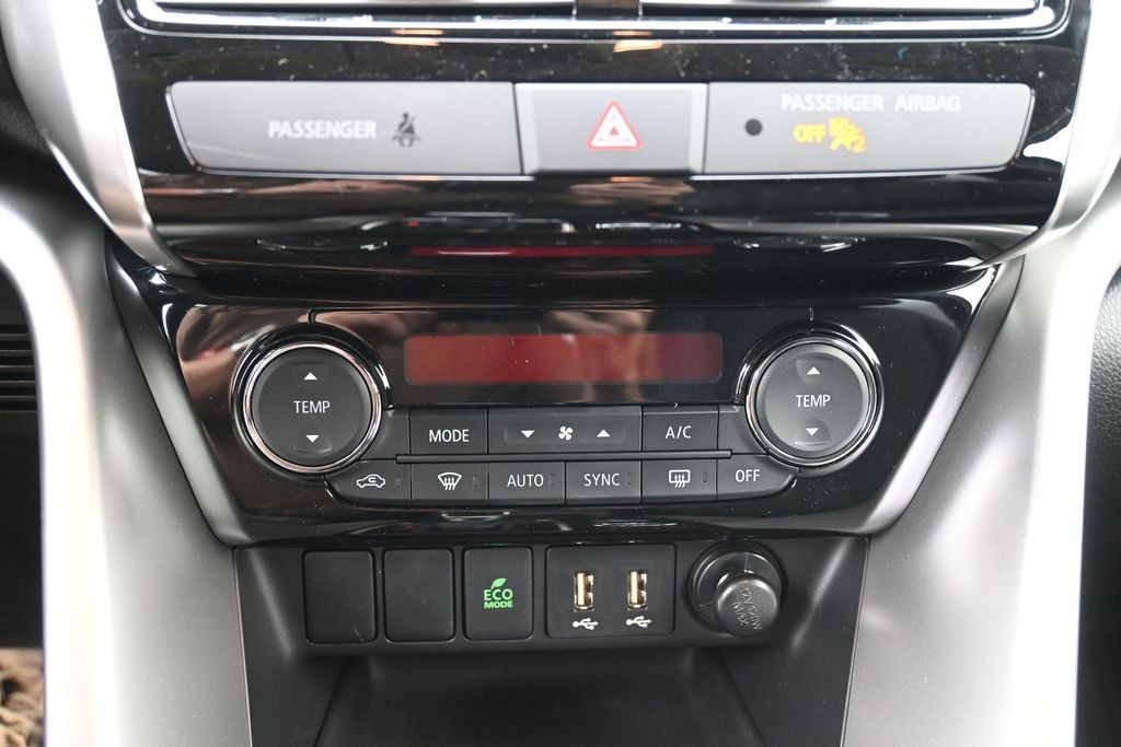 Mitsubishi Eclipse Cross Vehicle Full-screen Gallery Image 12