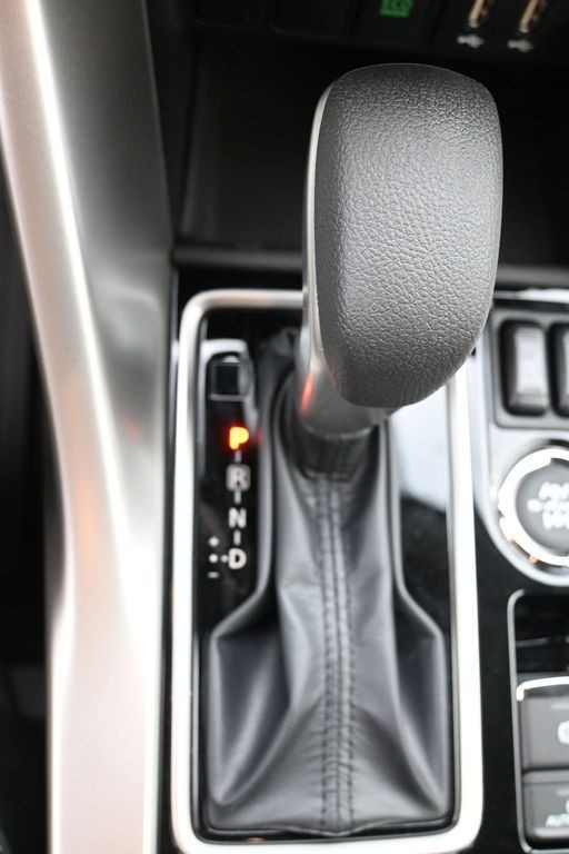 Mitsubishi Eclipse Cross Vehicle Full-screen Gallery Image 14