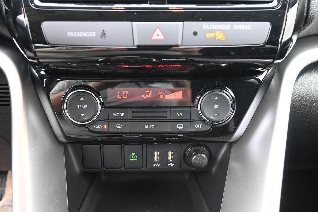 Mitsubishi Eclipse Cross Vehicle Full-screen Gallery Image 12