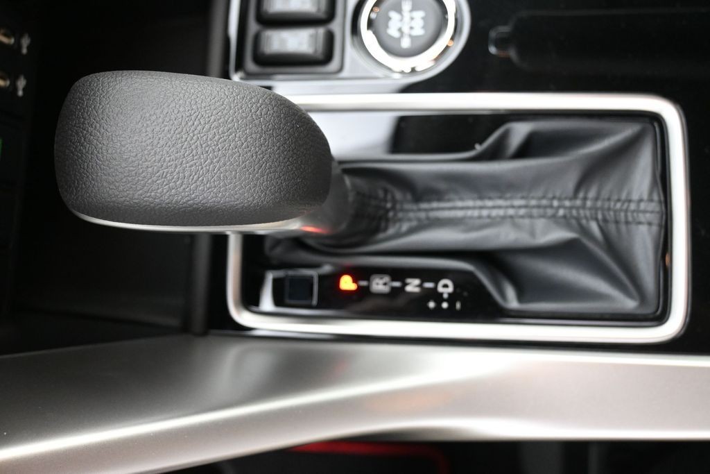 Mitsubishi Eclipse Cross Vehicle Full-screen Gallery Image 14