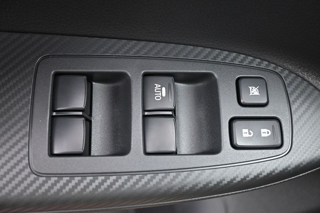 Mitsubishi Eclipse Cross Vehicle Full-screen Gallery Image 21