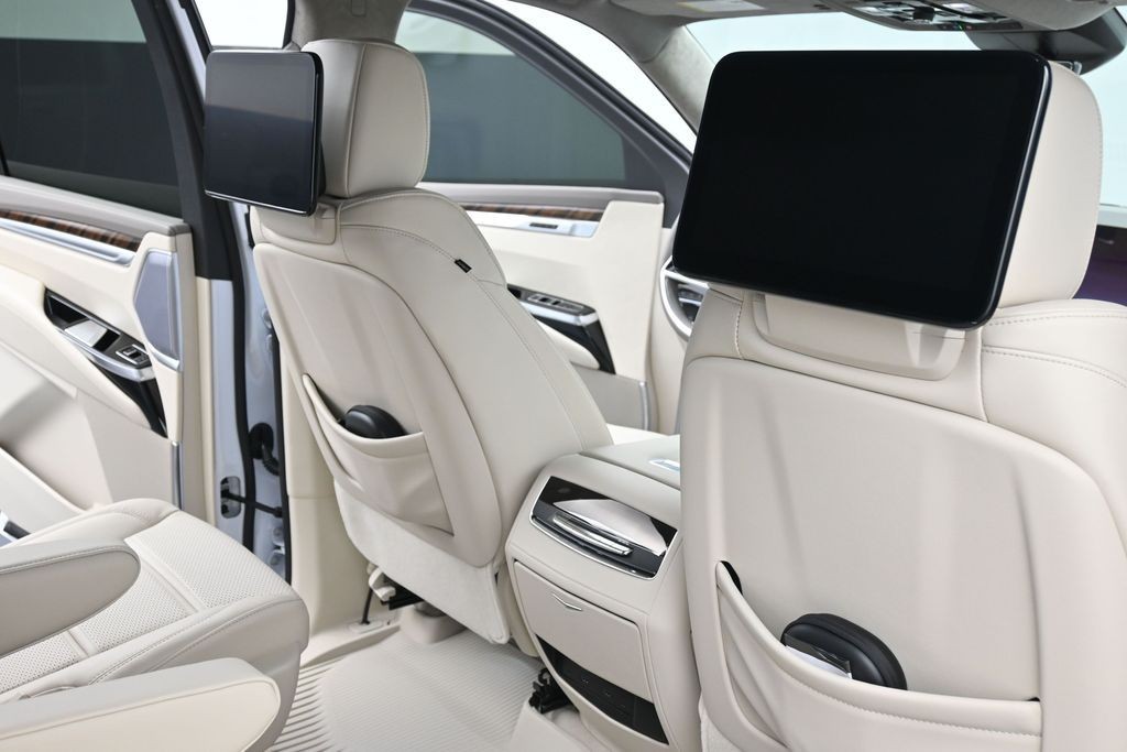 Cadillac Escalade ESV Vehicle Full-screen Gallery Image 9