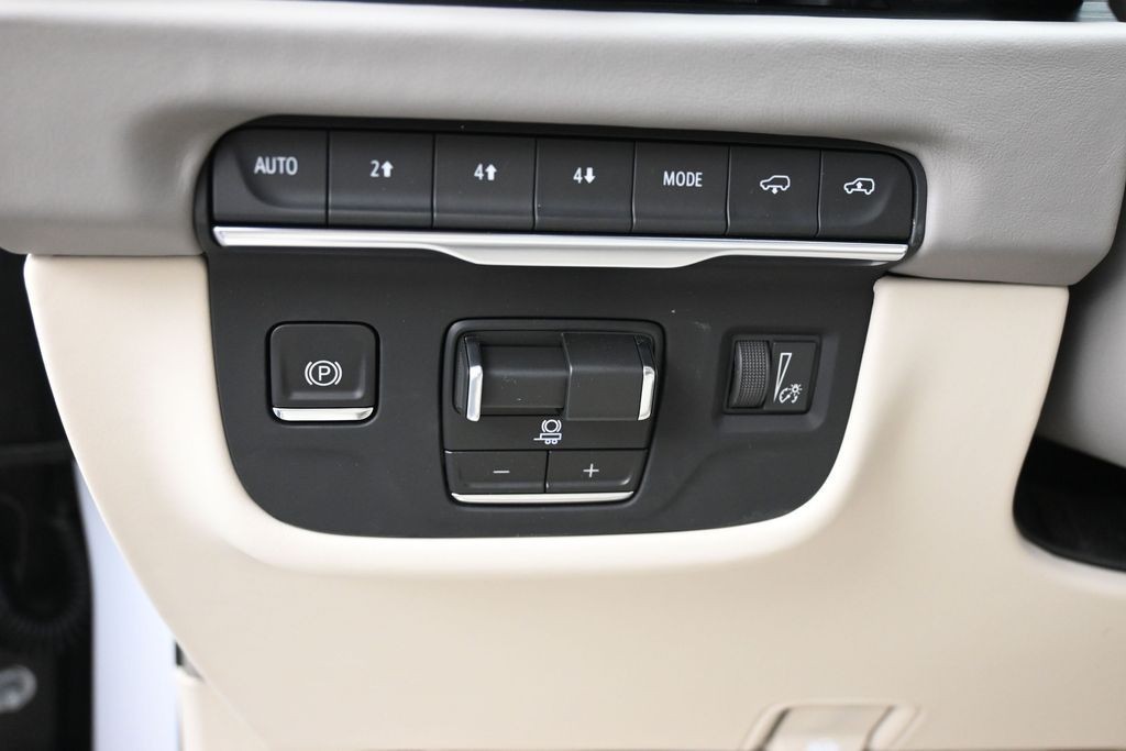 Cadillac Escalade ESV Vehicle Full-screen Gallery Image 13