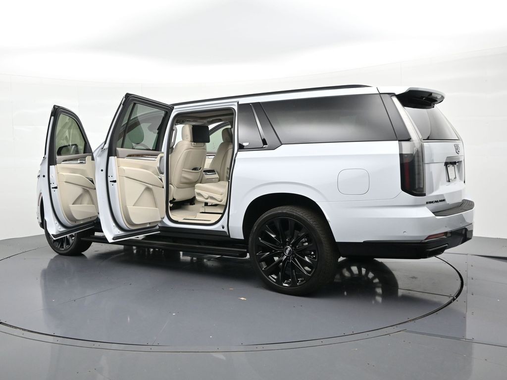 Cadillac Escalade ESV Vehicle Full-screen Gallery Image 24