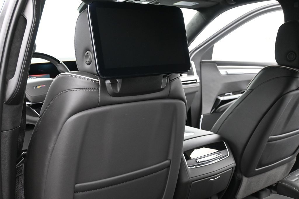 Cadillac Escalade Vehicle Full-screen Gallery Image 11