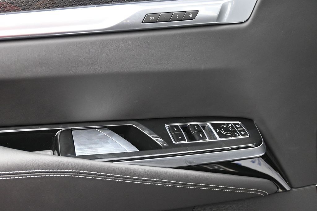 Cadillac Escalade Vehicle Full-screen Gallery Image 12