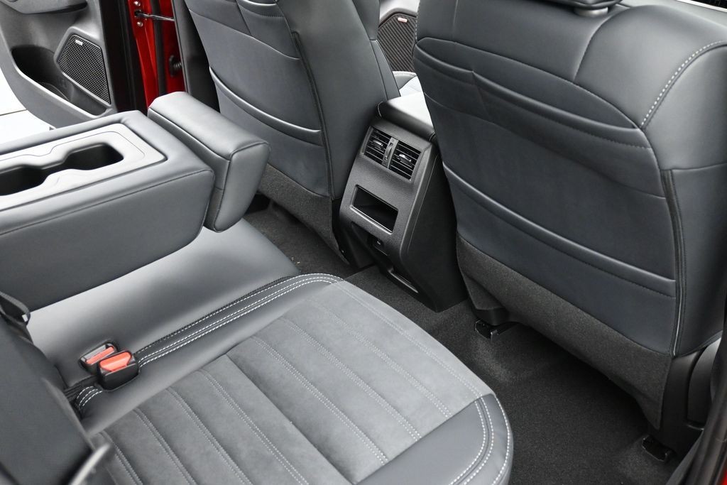 Mitsubishi Outlander Vehicle Full-screen Gallery Image 9
