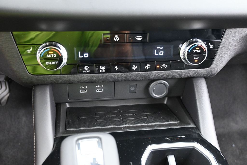 Mitsubishi Outlander Vehicle Full-screen Gallery Image 11