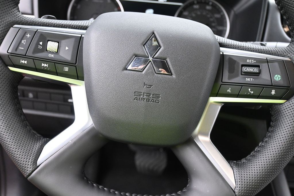 Mitsubishi Outlander Vehicle Full-screen Gallery Image 12