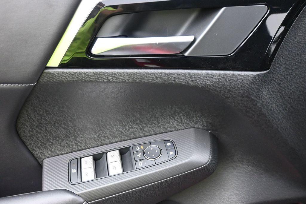 Mitsubishi Outlander Vehicle Full-screen Gallery Image 13