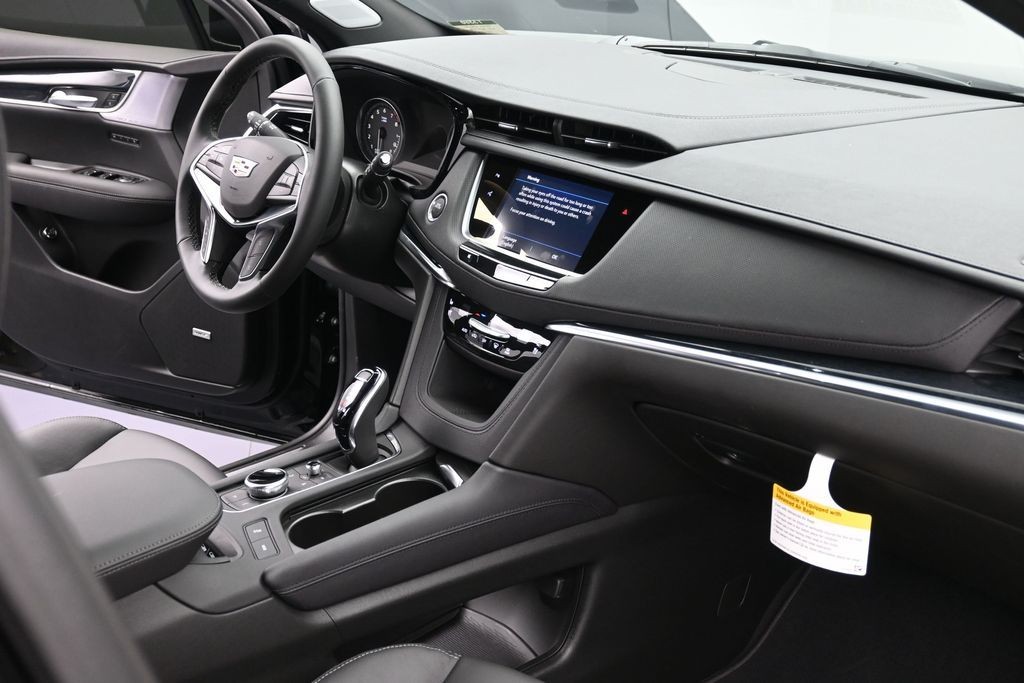 Cadillac XT5 Vehicle Full-screen Gallery Image 9