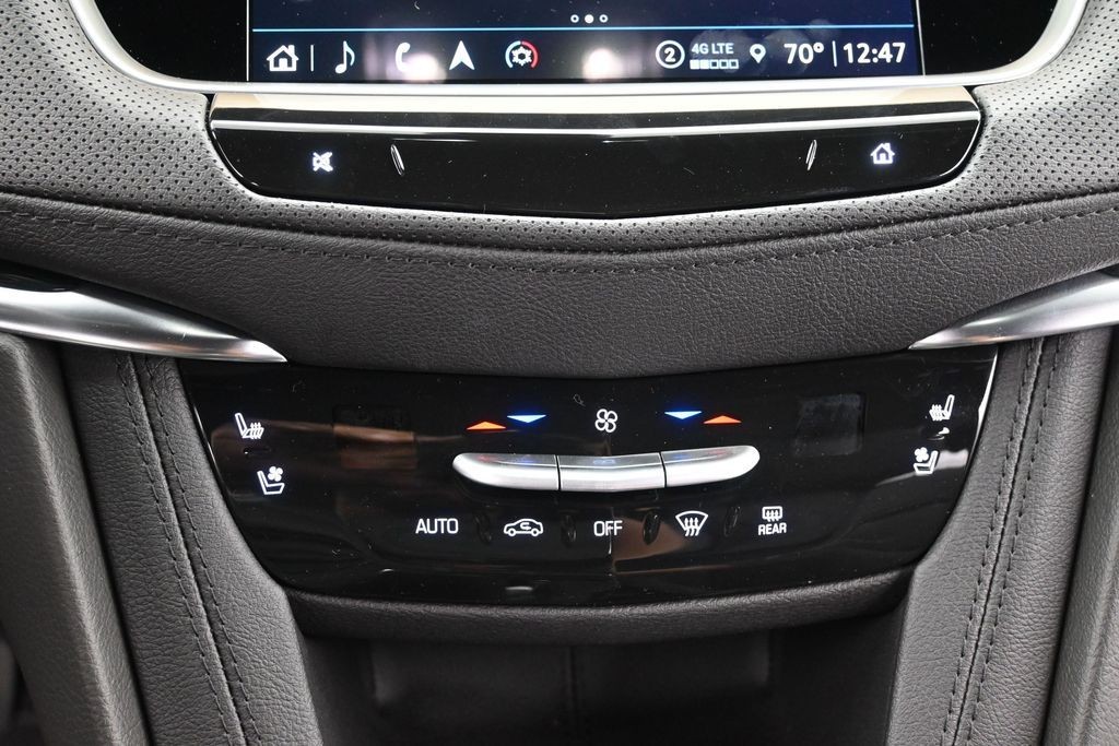 Cadillac XT5 Vehicle Full-screen Gallery Image 12