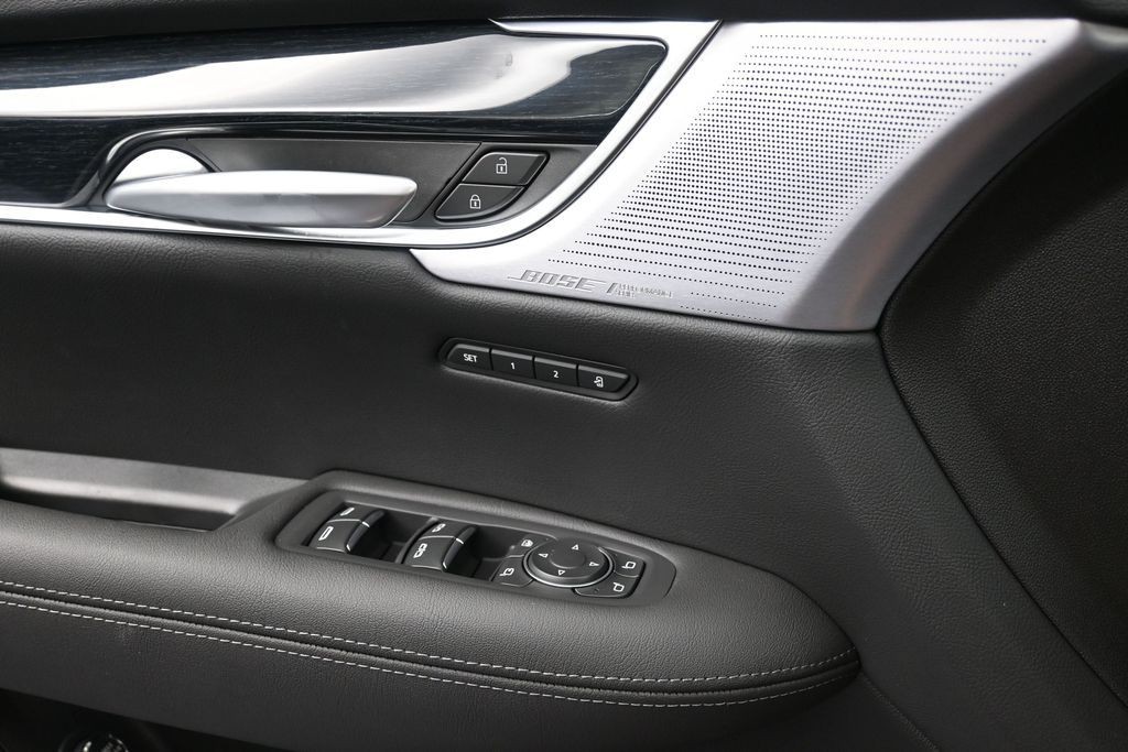 Cadillac XT5 Vehicle Full-screen Gallery Image 15