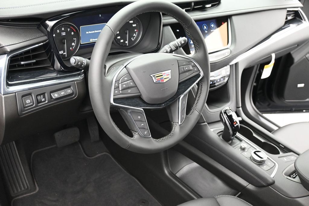 Cadillac XT5 Vehicle Full-screen Gallery Image 16