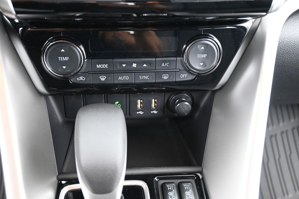 Mitsubishi Eclipse Cross Vehicle Full-screen Gallery Image 10