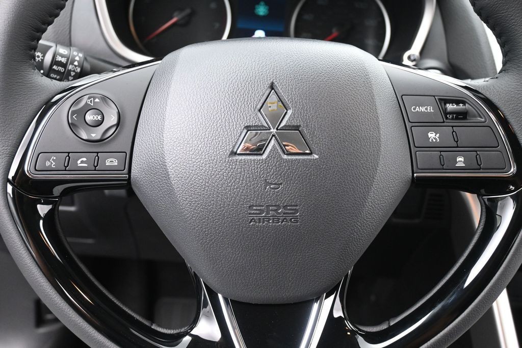 Mitsubishi Eclipse Cross Vehicle Full-screen Gallery Image 12