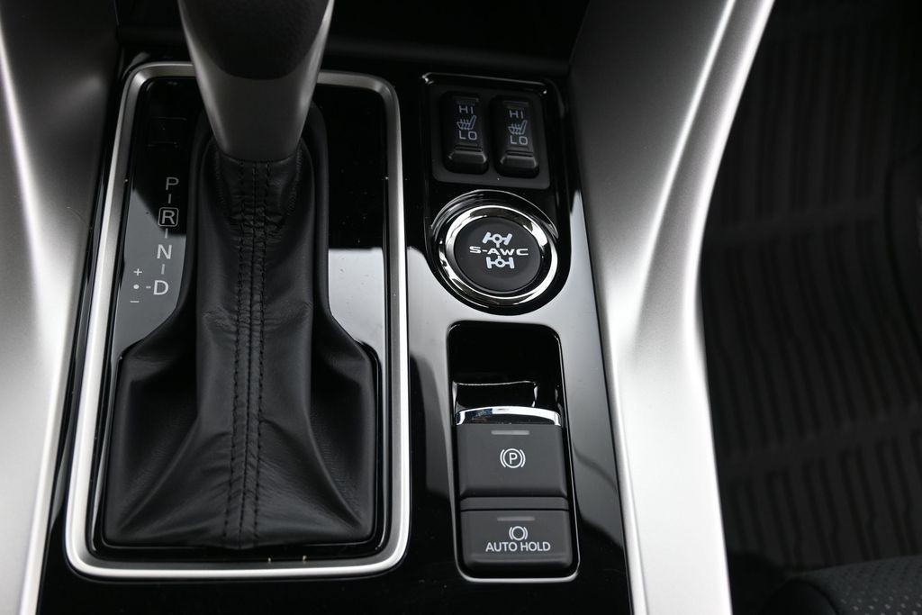 Mitsubishi Eclipse Cross Vehicle Full-screen Gallery Image 11