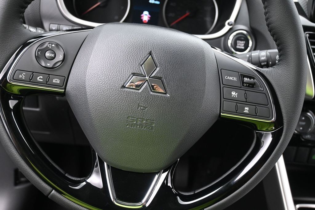 Mitsubishi Eclipse Cross Vehicle Full-screen Gallery Image 12