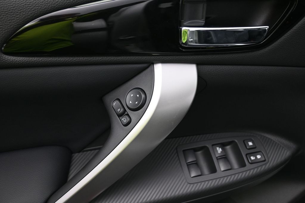 Mitsubishi Eclipse Cross Vehicle Full-screen Gallery Image 13