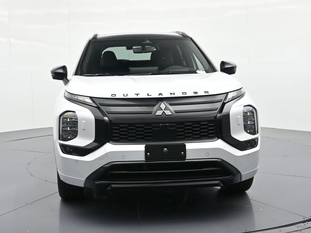 Mitsubishi Outlander Plug-In Hybrid Vehicle Full-screen Gallery Image 2