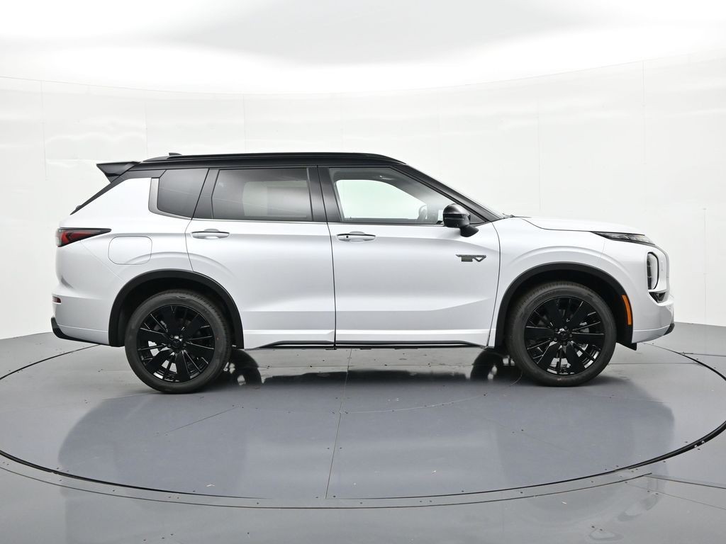 Mitsubishi Outlander Plug-In Hybrid Vehicle Full-screen Gallery Image 4