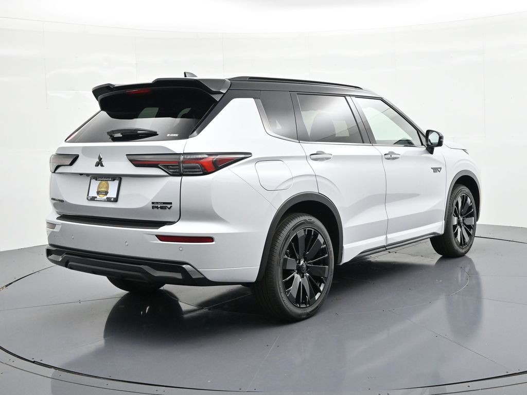 Mitsubishi Outlander Plug-In Hybrid Vehicle Full-screen Gallery Image 5
