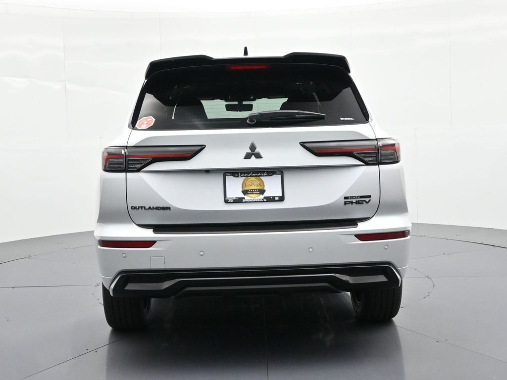 Mitsubishi Outlander Plug-In Hybrid Vehicle Full-screen Gallery Image 6
