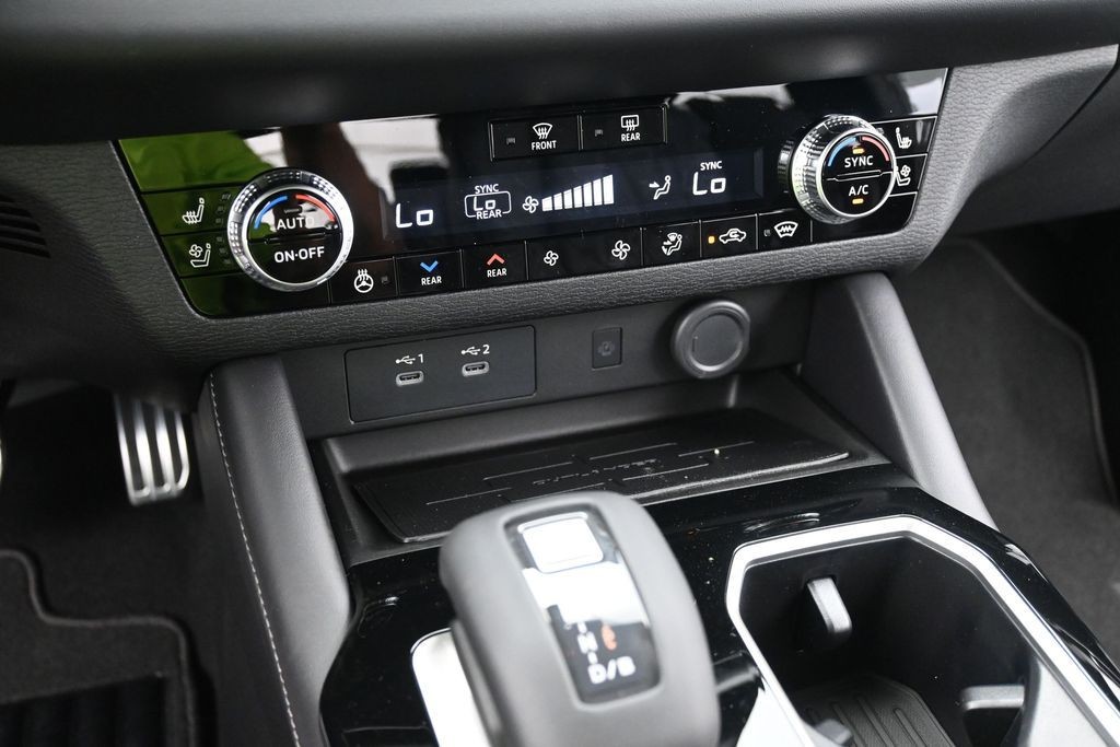 Mitsubishi Outlander Plug-In Hybrid Vehicle Full-screen Gallery Image 10