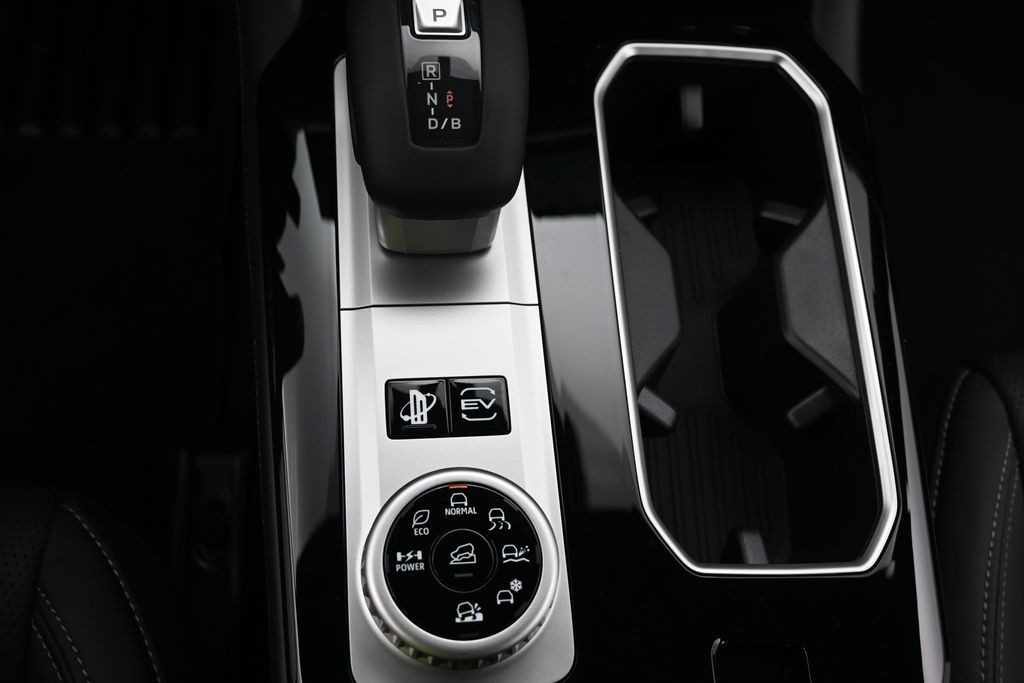 Mitsubishi Outlander Plug-In Hybrid Vehicle Full-screen Gallery Image 11