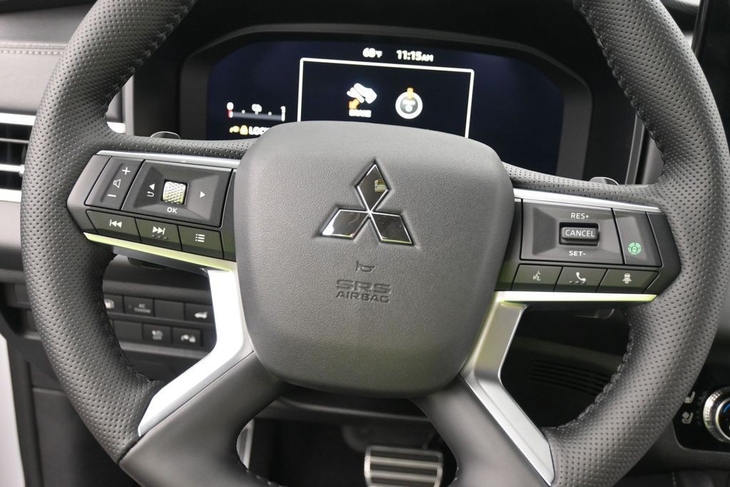 Mitsubishi Outlander Plug-In Hybrid Vehicle Full-screen Gallery Image 12