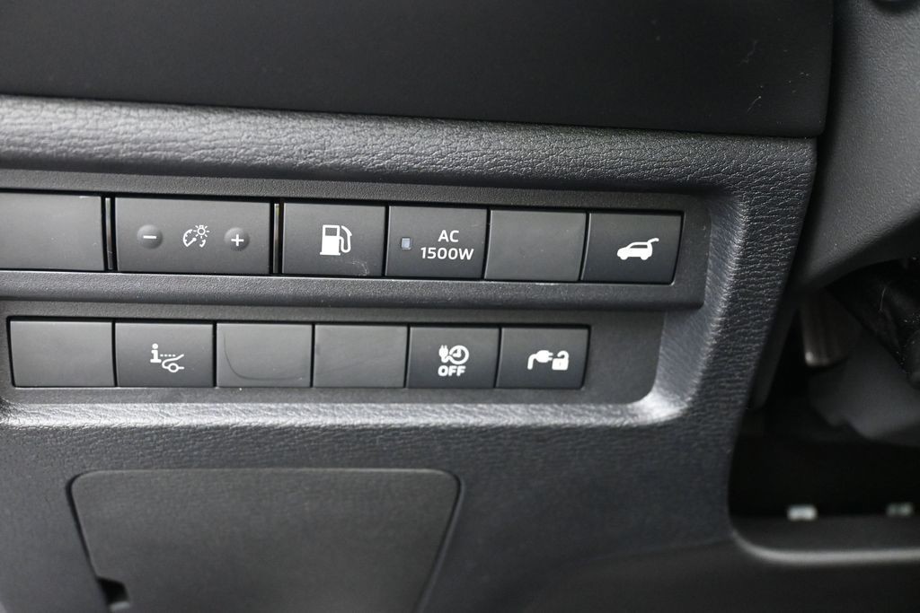 Mitsubishi Outlander Plug-In Hybrid Vehicle Full-screen Gallery Image 13