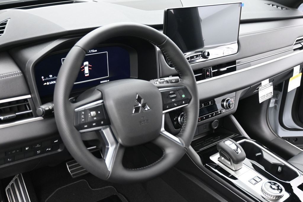 Mitsubishi Outlander Plug-In Hybrid Vehicle Full-screen Gallery Image 14