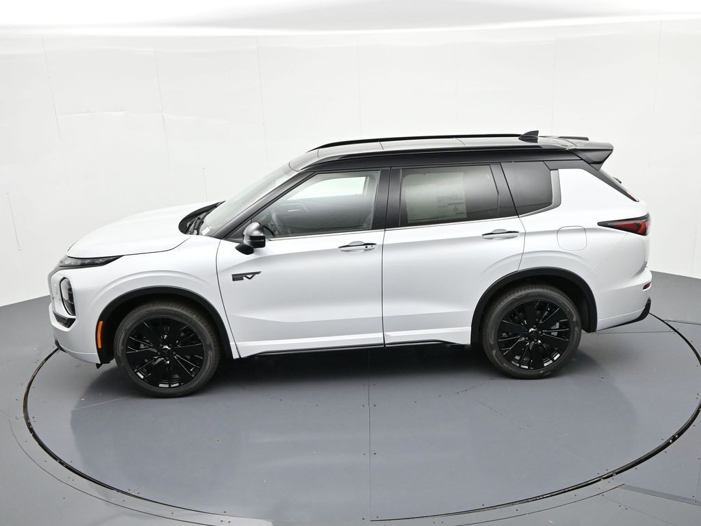 Mitsubishi Outlander Plug-In Hybrid Vehicle Full-screen Gallery Image 18
