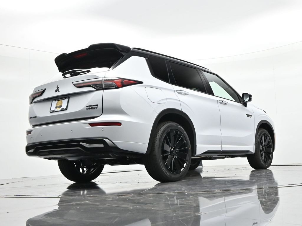 Mitsubishi Outlander Plug-In Hybrid Vehicle Full-screen Gallery Image 21