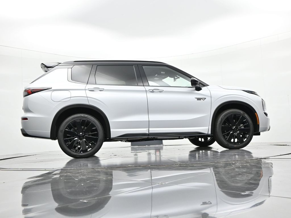 Mitsubishi Outlander Plug-In Hybrid Vehicle Full-screen Gallery Image 22