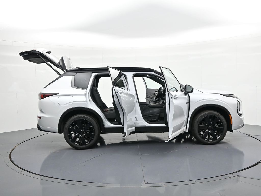 Mitsubishi Outlander Plug-In Hybrid Vehicle Full-screen Gallery Image 23