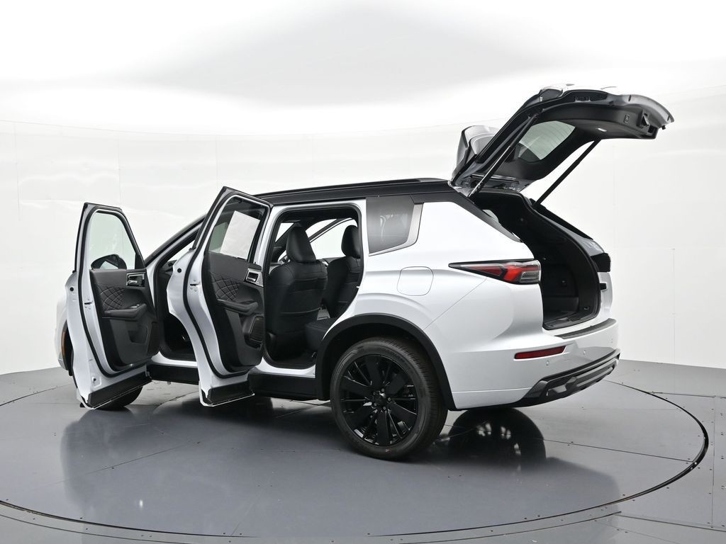 Mitsubishi Outlander Plug-In Hybrid Vehicle Full-screen Gallery Image 24