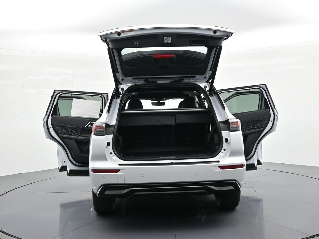 Mitsubishi Outlander Plug-In Hybrid Vehicle Full-screen Gallery Image 26