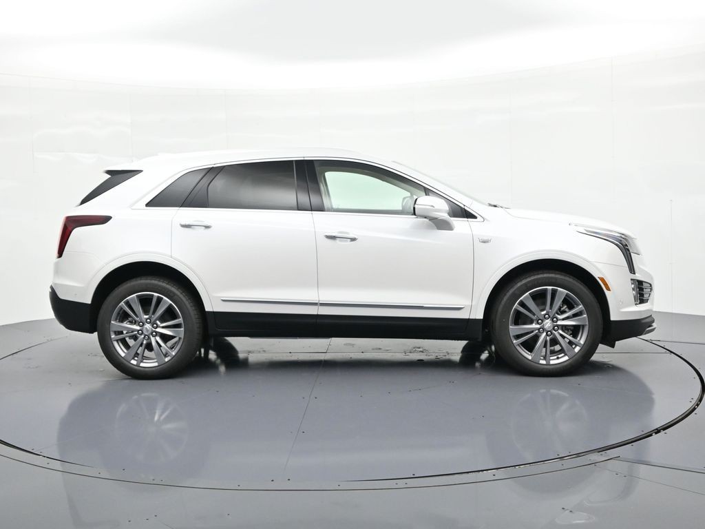 Cadillac XT5 Vehicle Full-screen Gallery Image 4