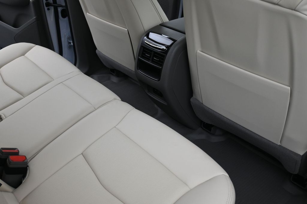 Cadillac XT5 Vehicle Full-screen Gallery Image 9