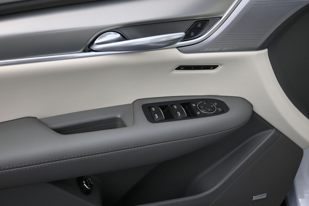 Cadillac XT5 Vehicle Full-screen Gallery Image 11