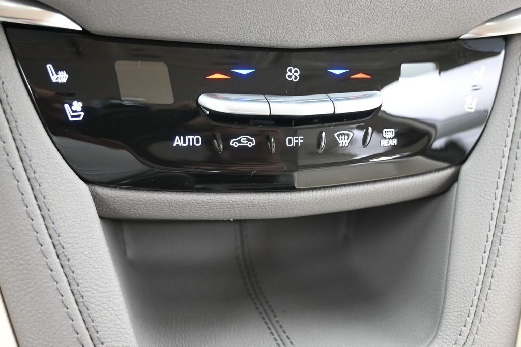 Cadillac XT5 Vehicle Full-screen Gallery Image 13